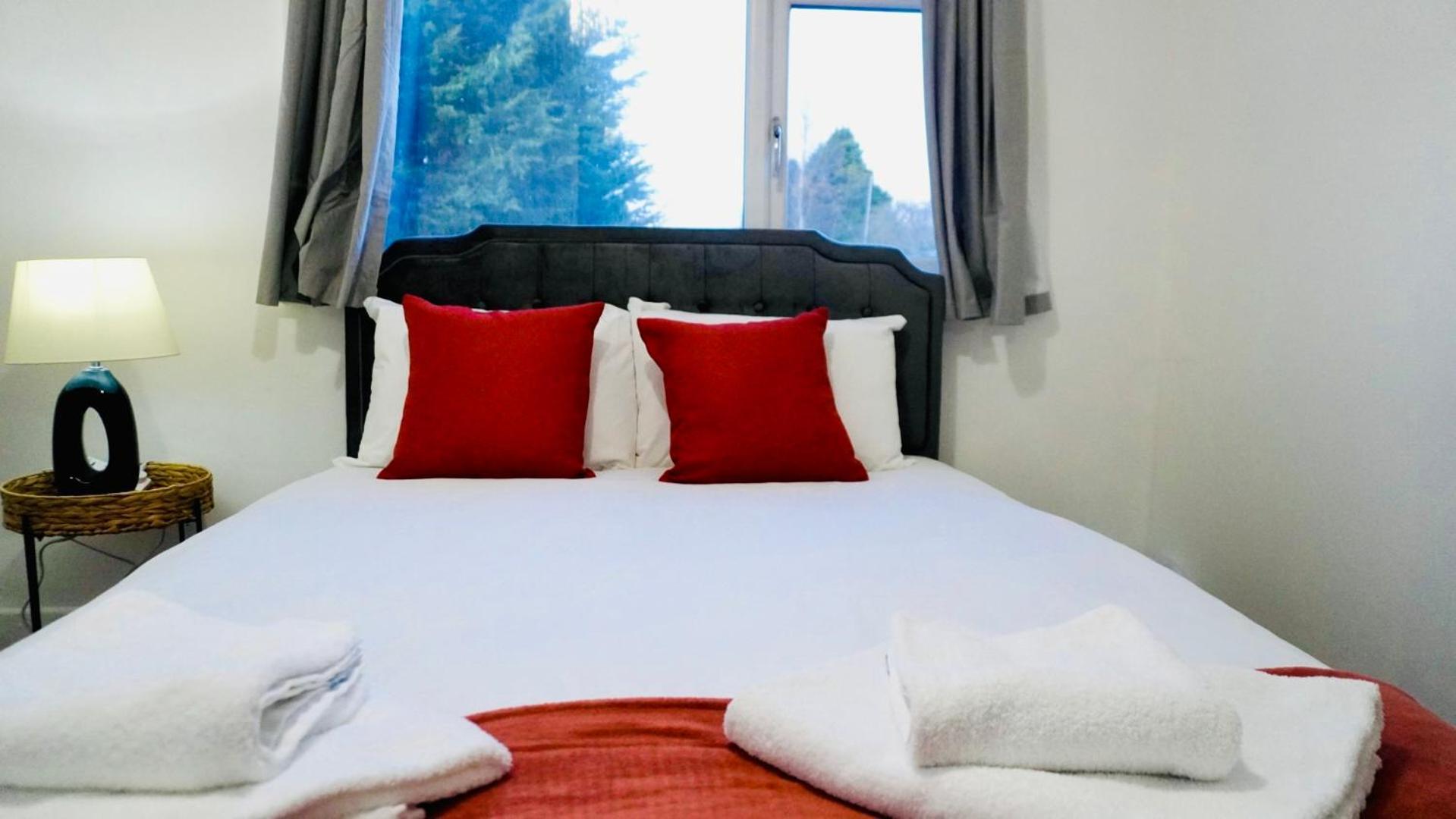Spacious & Comfy Home In West Midlands - Sleeps 8, Free Parking, Wifi, Netflix, Prime Location, Ideal For Contractors, Business, Groups, Travellers, Families And Relocators Ковънтри Екстериор снимка