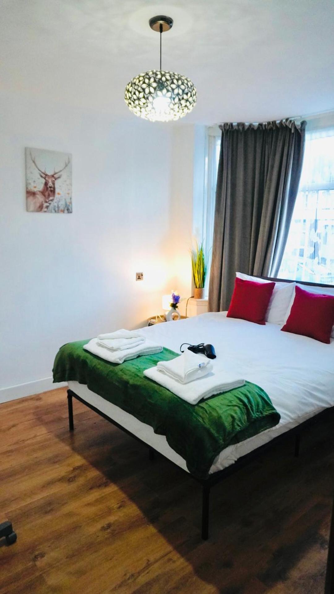 Spacious & Comfy Home In West Midlands - Sleeps 8, Free Parking, Wifi, Netflix, Prime Location, Ideal For Contractors, Business, Groups, Travellers, Families And Relocators Ковънтри Екстериор снимка
