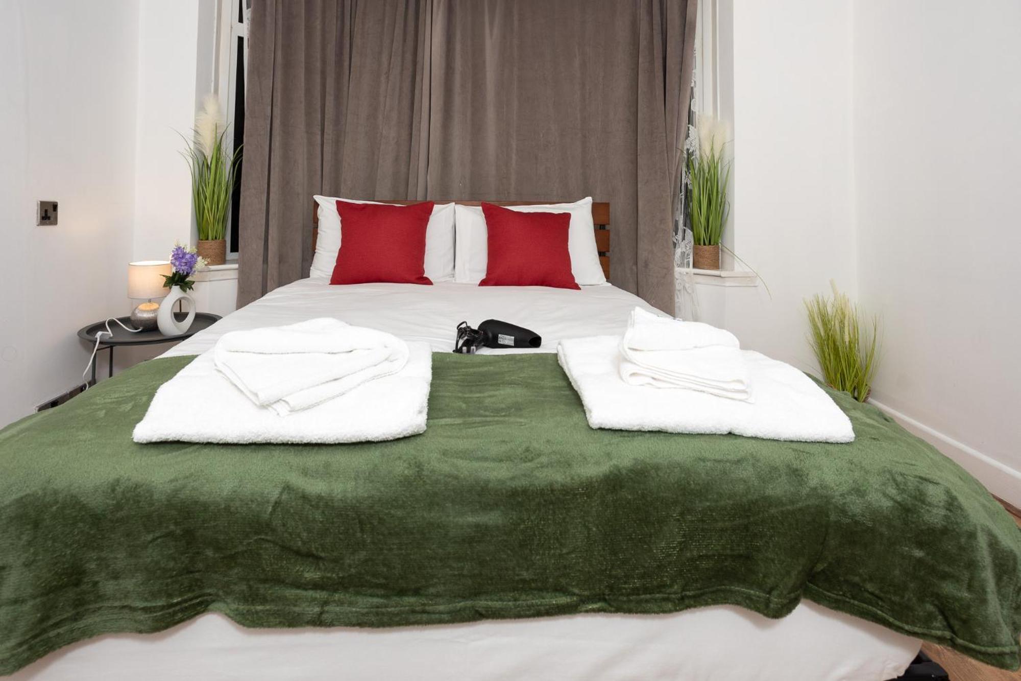 Spacious & Comfy Home In West Midlands - Sleeps 8, Free Parking, Wifi, Netflix, Prime Location, Ideal For Contractors, Business, Groups, Travellers, Families And Relocators Ковънтри Екстериор снимка