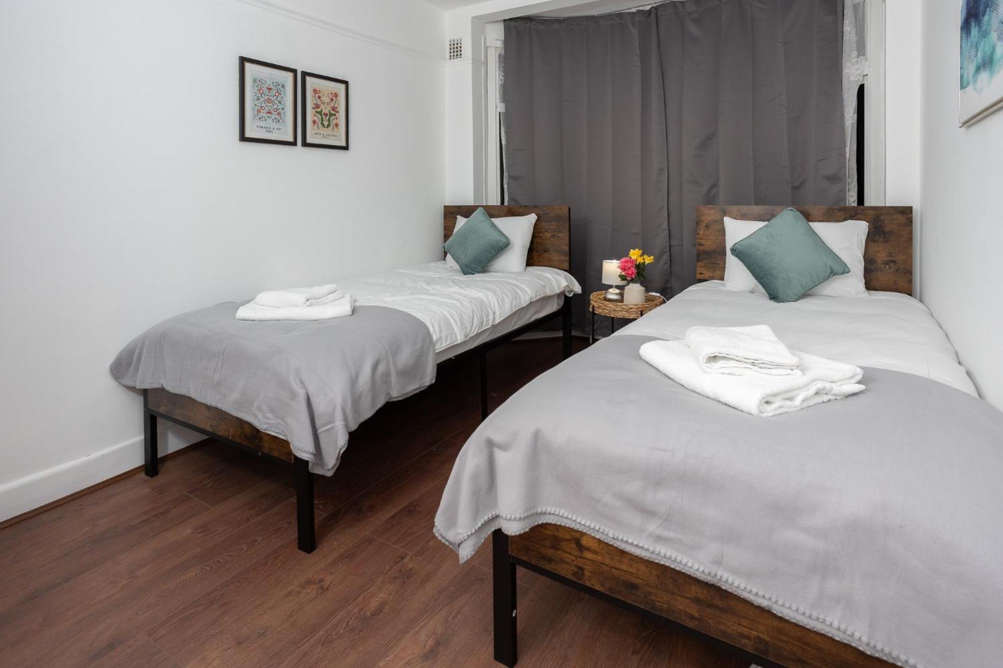 Spacious & Comfy Home In West Midlands - Sleeps 8, Free Parking, Wifi, Netflix, Prime Location, Ideal For Contractors, Business, Groups, Travellers, Families And Relocators Ковънтри Екстериор снимка