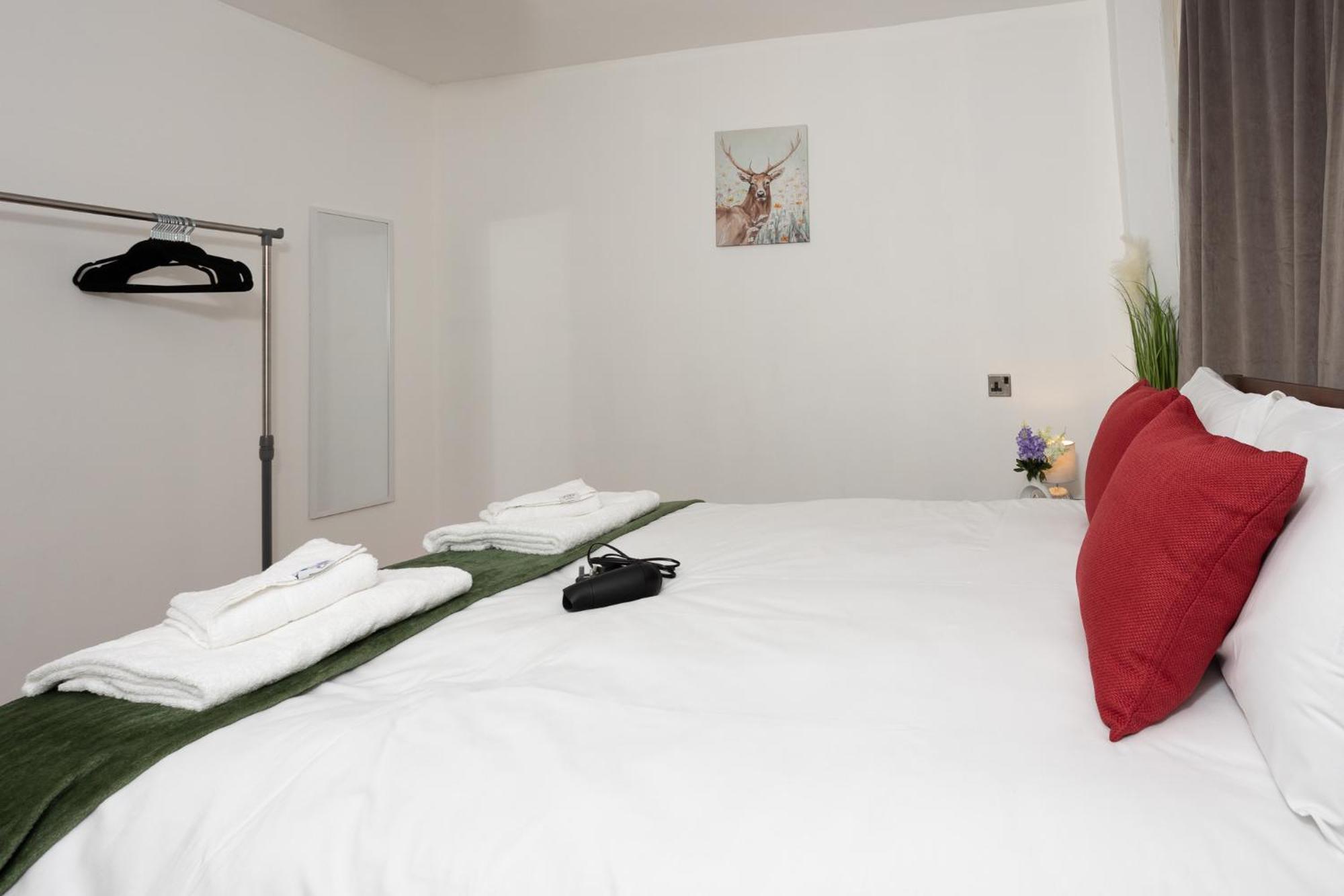 Spacious & Comfy Home In West Midlands - Sleeps 8, Free Parking, Wifi, Netflix, Prime Location, Ideal For Contractors, Business, Groups, Travellers, Families And Relocators Ковънтри Екстериор снимка