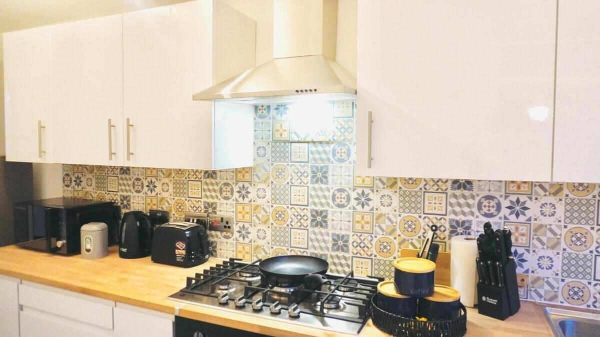 Spacious & Comfy Home In West Midlands - Sleeps 8, Free Parking, Wifi, Netflix, Prime Location, Ideal For Contractors, Business, Groups, Travellers, Families And Relocators Ковънтри Стая снимка