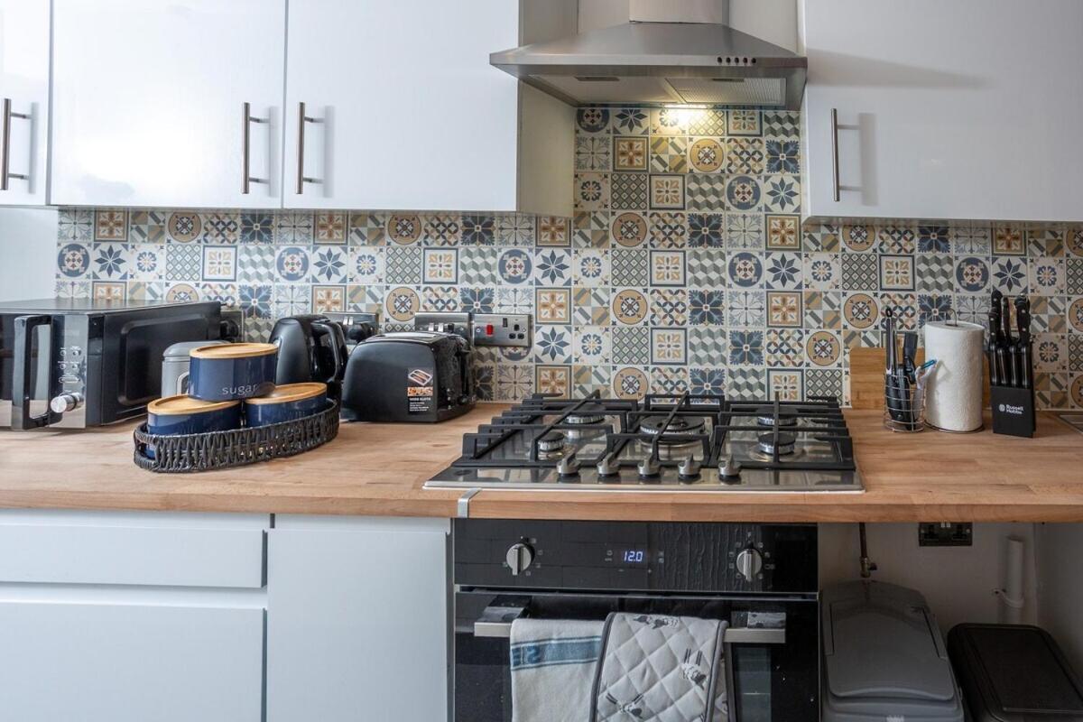Spacious & Comfy Home In West Midlands - Sleeps 8, Free Parking, Wifi, Netflix, Prime Location, Ideal For Contractors, Business, Groups, Travellers, Families And Relocators Ковънтри Стая снимка