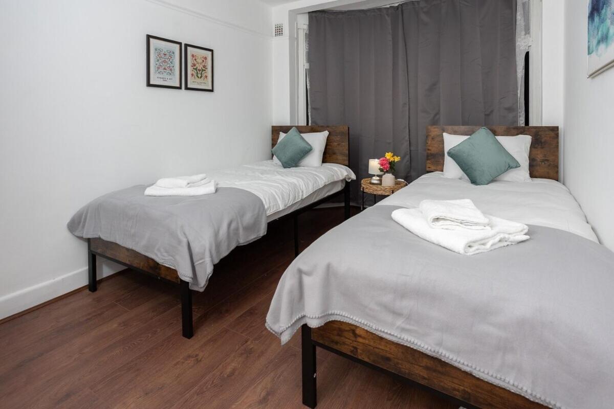 Spacious & Comfy Home In West Midlands - Sleeps 8, Free Parking, Wifi, Netflix, Prime Location, Ideal For Contractors, Business, Groups, Travellers, Families And Relocators Ковънтри Стая снимка