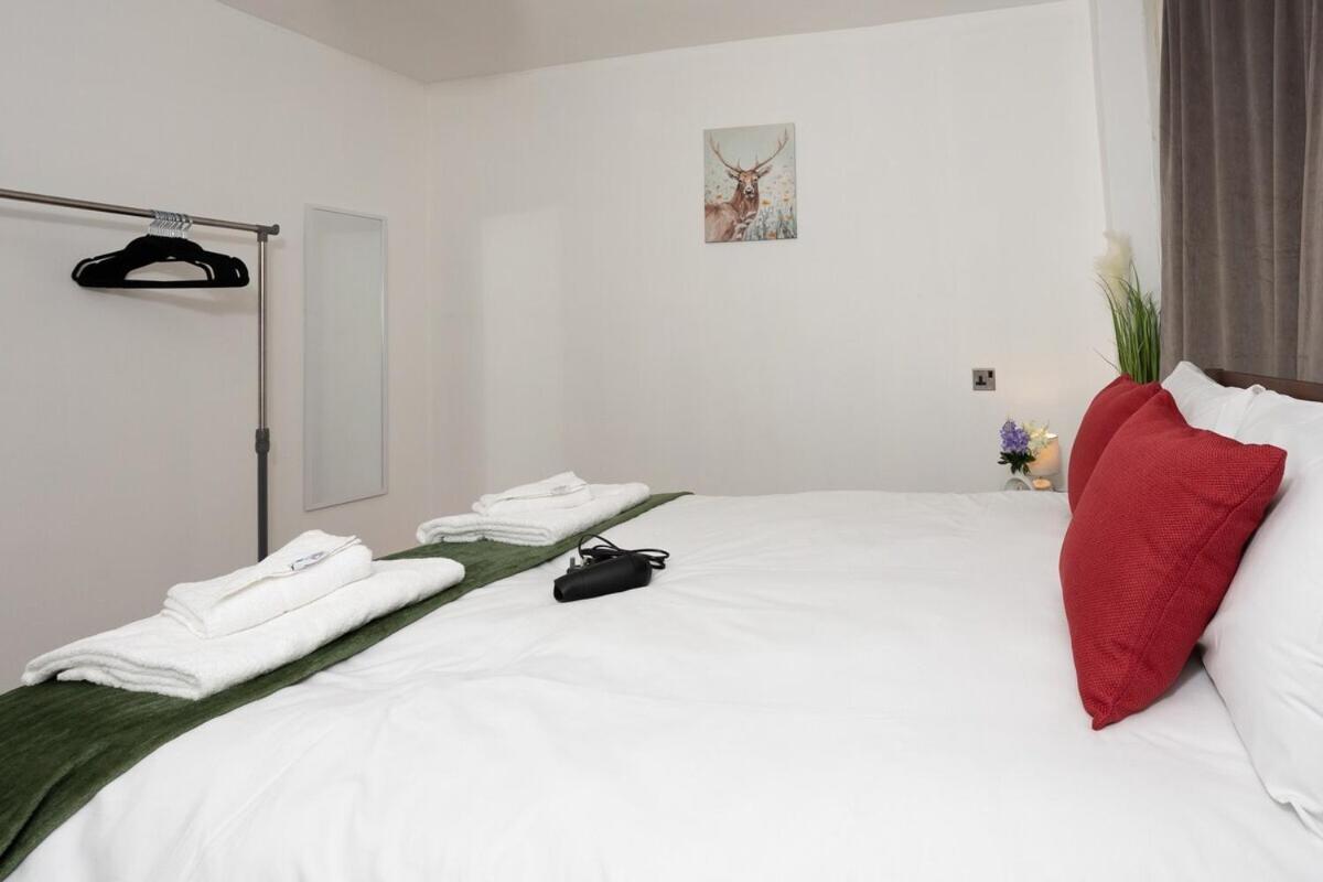 Spacious & Comfy Home In West Midlands - Sleeps 8, Free Parking, Wifi, Netflix, Prime Location, Ideal For Contractors, Business, Groups, Travellers, Families And Relocators Ковънтри Стая снимка