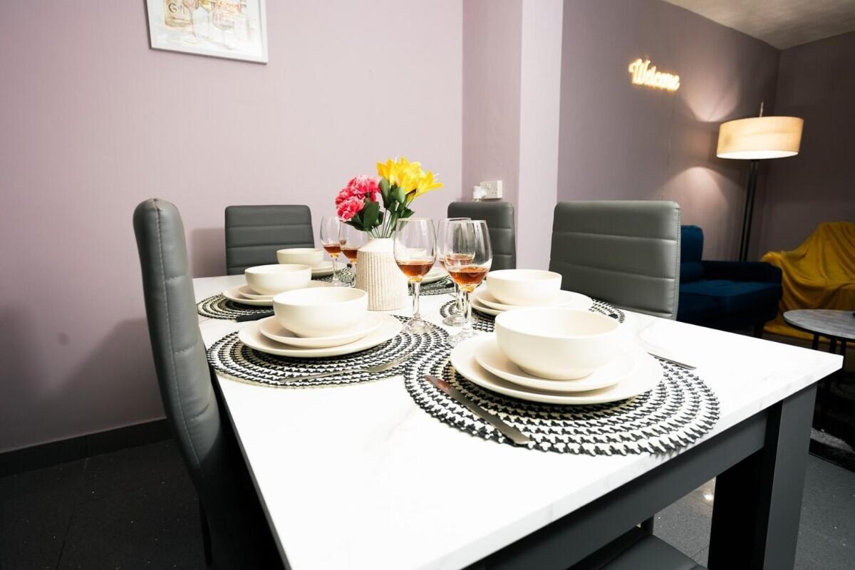 Spacious & Comfy Home In West Midlands - Sleeps 8, Free Parking, Wifi, Netflix, Prime Location, Ideal For Contractors, Business, Groups, Travellers, Families And Relocators Ковънтри Стая снимка